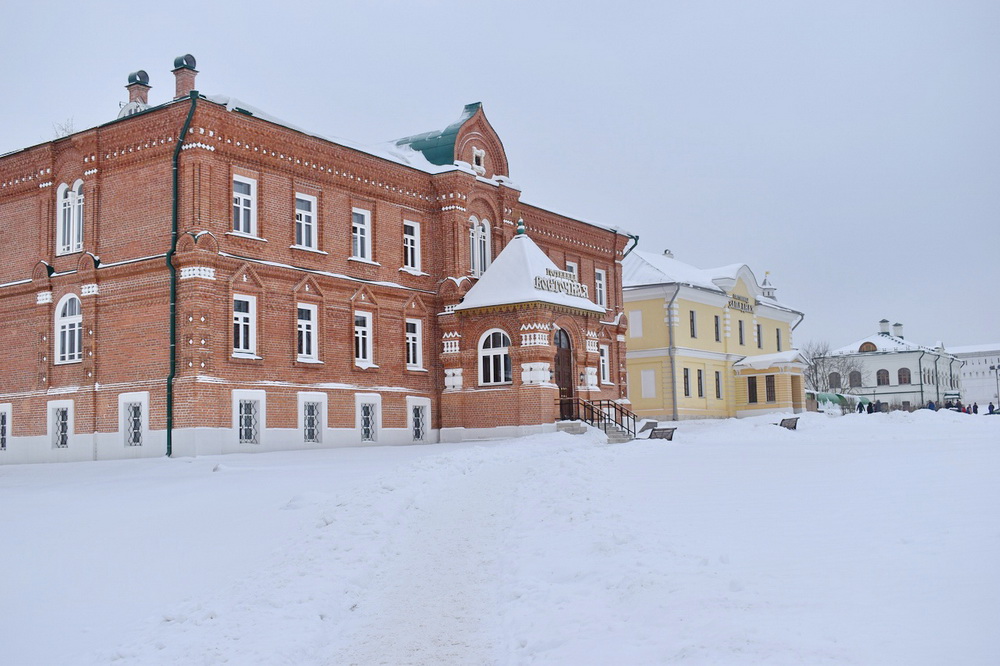 Квартиры рядом с монастырем. Дивеево ул строителей 1а. Дивеево монастырь кельи. Спасо воротынский монастырь. Село дивеево , улица симанина.